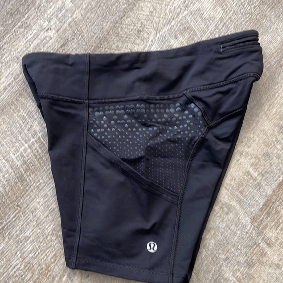 VEUC Lululemon black shorts size 6 - Picture 5 of 6